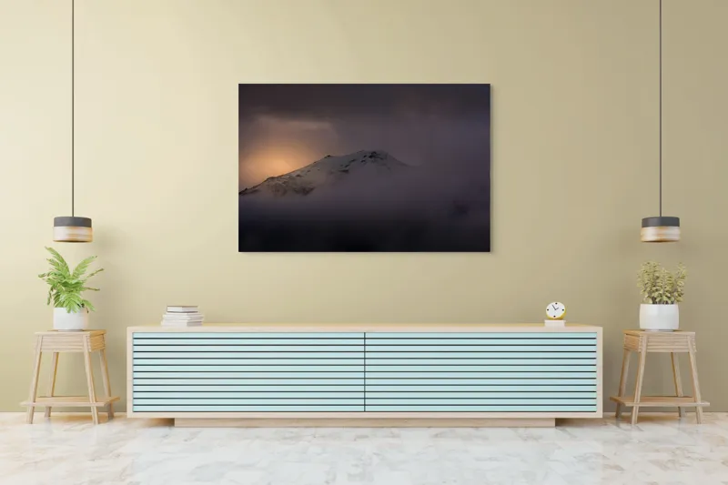 Tablou Canvas, "Răsărit mistic peste vârfuri ascunse", Munte, Zori, Noroi, Seninătate, Vârf, Întuneric, Lumină, 150 x 100 cm – poza 6