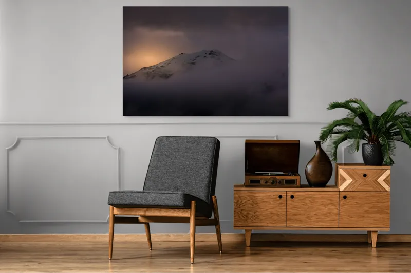 Tablou Canvas, "Răsărit mistic peste vârfuri ascunse", Munte, Zori, Noroi, Seninătate, Vârf, Întuneric, Lumină, 150 x 100 cm – poza 8