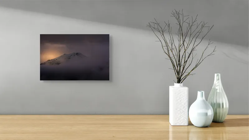 Tablou Canvas, "Răsărit mistic peste vârfuri ascunse", Munte, Zori, Noroi, Seninătate, Vârf, Întuneric, Lumină, 39 x 26 cm – poza 8