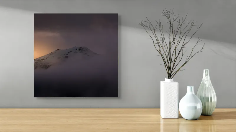 Tablou Canvas, "Răsărit mistic peste vârfuri ascunse", Munte, Zori, Noroi, Seninătate, Vârf, Întuneric, Lumină, 50 x 50 cm – poza 3