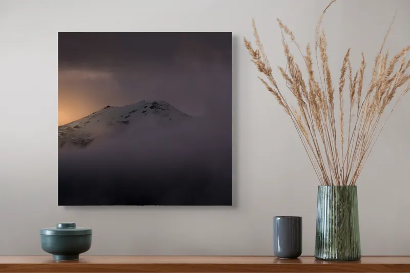 Tablou Canvas, "Răsărit mistic peste vârfuri ascunse", Munte, Zori, Noroi, Seninătate, Vârf, Întuneric, Lumină, 50 x 50 cm – poza 4
