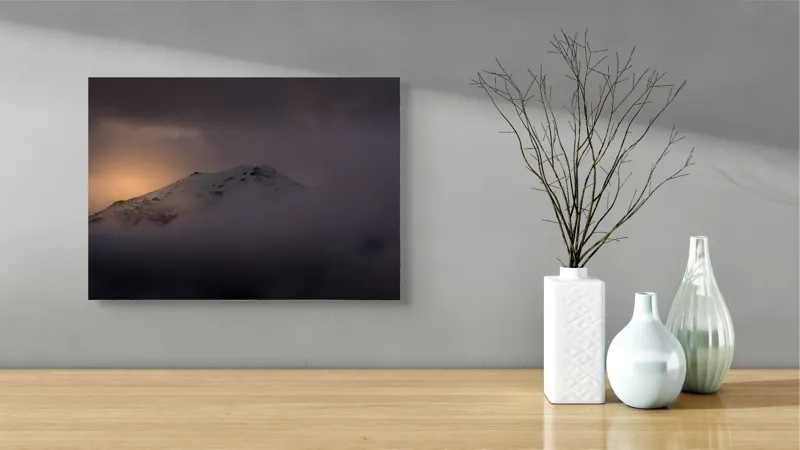 Tablou Canvas, "Răsărit mistic peste vârfuri ascunse", Munte, Zori, Noroi, Seninătate, Vârf, Întuneric, Lumină, 54 x 39 cm – poza 3