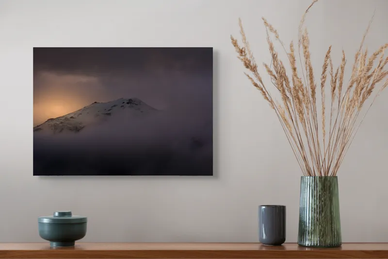 Tablou Canvas, "Răsărit mistic peste vârfuri ascunse", Munte, Zori, Noroi, Seninătate, Vârf, Întuneric, Lumină, 54 x 39 cm – poza 4