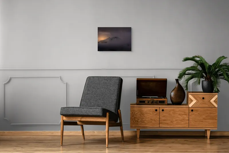 Tablou Canvas, "Răsărit mistic peste vârfuri ascunse", Munte, Zori, Noroi, Seninătate, Vârf, Întuneric, Lumină, 54 x 39 cm – poza 7
