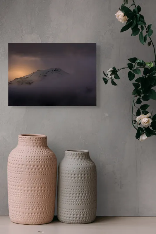 Tablou Canvas, "Răsărit mistic peste vârfuri ascunse", Munte, Zori, Noroi, Seninătate, Vârf, Întuneric, Lumină, 54 x 39 cm – poza 8