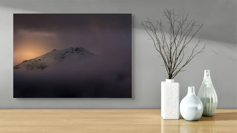 Tablou Canvas, "Răsărit mistic peste vârfuri ascunse", Munte, Zori, Noroi, Seninătate, Vârf, Întuneric, Lumină, 70 x 50 cm – poza 3