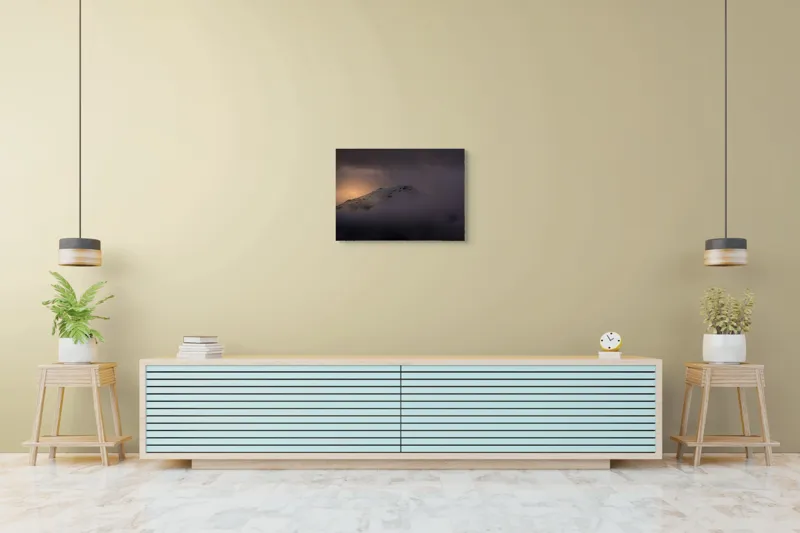 Tablou Canvas, "Răsărit mistic peste vârfuri ascunse", Munte, Zori, Noroi, Seninătate, Vârf, Întuneric, Lumină, 70 x 50 cm – poza 7