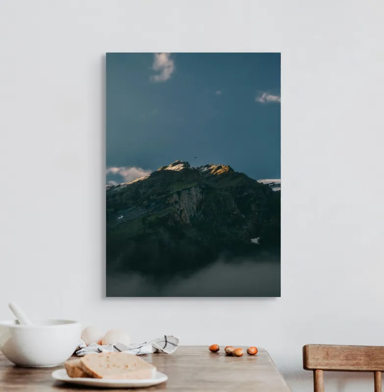 Tablou Canvas, "Lumina dimineții pe vârful muntelui", Munte, Nor, Apus, Raze, Piatra, Cer, Umbra, Lumină, 50 x 70 cm – poza 3