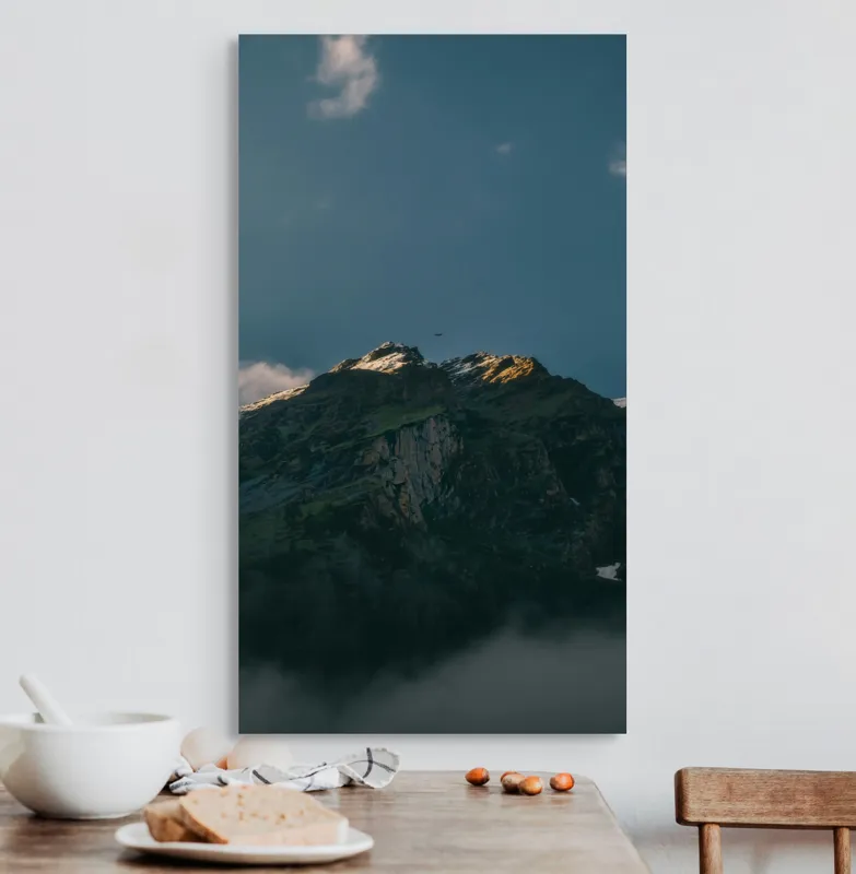 Tablou Canvas, "Lumina dimineții pe vârful muntelui", Munte, Nor, Apus, Raze, Piatra, Cer, Umbra, Lumină, 50 x 90 cm – poza 3