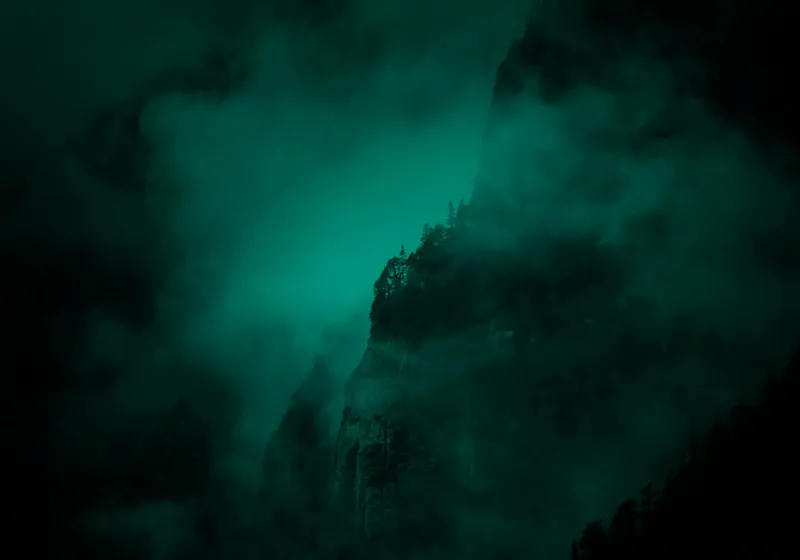 Tablou Canvas, "Muntele învăluit în ceață misterioasă", Abis, Ceață, Mister, Munte, Siluetă, Veridicitate, Umbre., 100 x 70 cm – poza 2