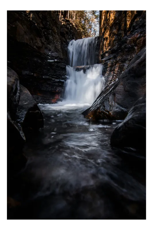 Tablou Canvas, "Cascada din inima pădurii întunecate", Cascadă, Apă, Stânci, Pădure, Natură, Torent, Claritate, Umbre, Răcoare, Frumusețe, 26 x 39 cm
