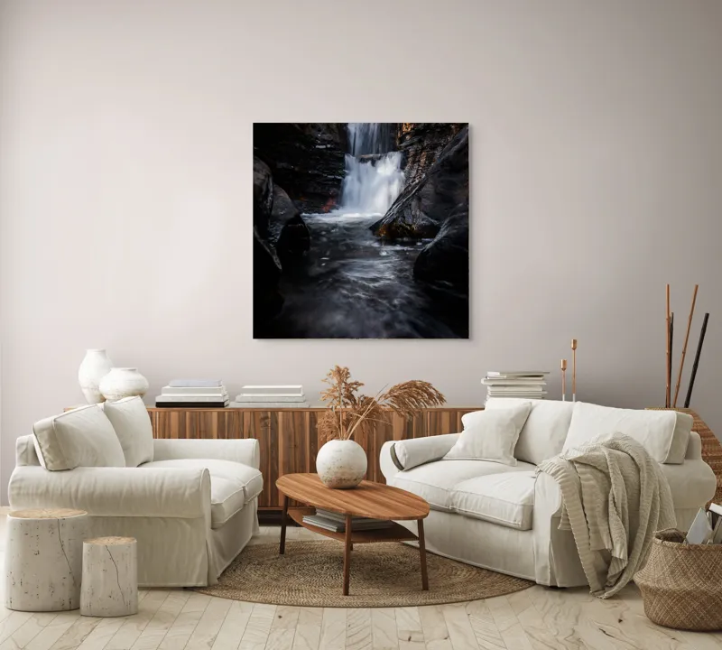 Tablou Canvas, "Cascada din inima pădurii întunecate", Cascadă, Apă, Stânci, Pădure, Natură, Torent, Claritate, Umbre, Răcoare, Frumusețe, 100 x 100 cm – poza 3