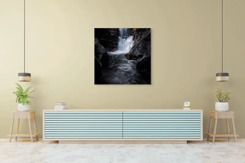 Tablou Canvas, "Cascada din inima pădurii întunecate", Cascadă, Apă, Stânci, Pădure, Natură, Torent, Claritate, Umbre, Răcoare, Frumusețe, 100 x 100 cm – poza 5
