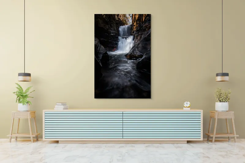 Tablou Canvas, "Cascada din inima pădurii întunecate", Cascadă, Apă, Stânci, Pădure, Natură, Torent, Claritate, Umbre, Răcoare, Frumusețe, 100 x 150 cm – poza 4