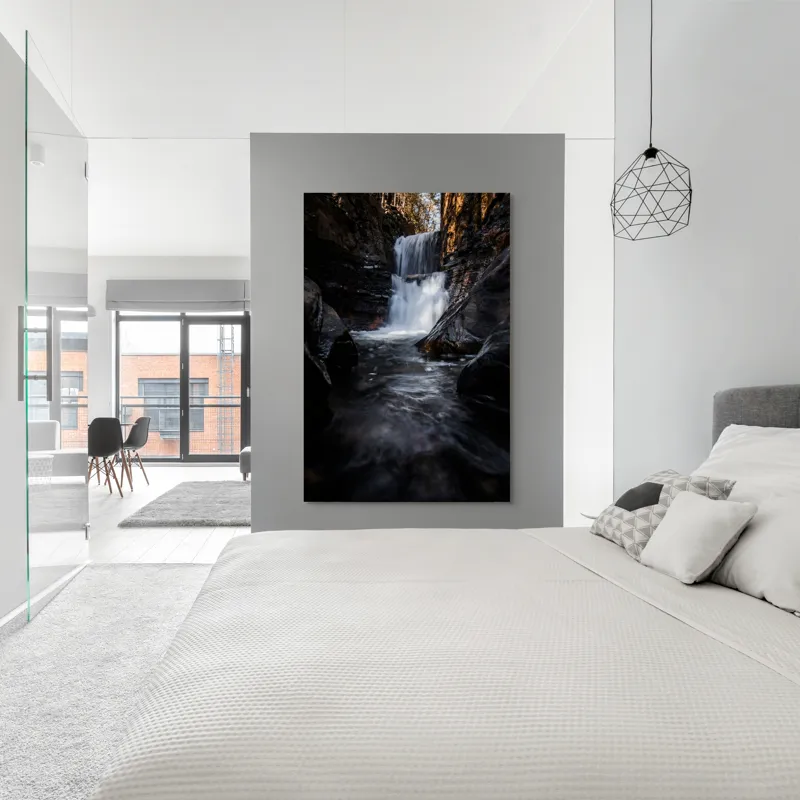 Tablou Canvas, "Cascada din inima pădurii întunecate", Cascadă, Apă, Stânci, Pădure, Natură, Torent, Claritate, Umbre, Răcoare, Frumusețe, 100 x 150 cm – poza 5
