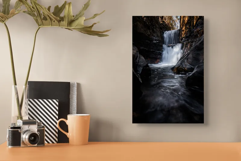 Tablou Canvas, "Cascada din inima pădurii întunecate", Cascadă, Apă, Stânci, Pădure, Natură, Torent, Claritate, Umbre, Răcoare, Frumusețe, 26 x 39 cm – poza 3
