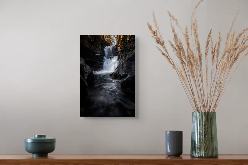 Tablou Canvas, "Cascada din inima pădurii întunecate", Cascadă, Apă, Stânci, Pădure, Natură, Torent, Claritate, Umbre, Răcoare, Frumusețe, 26 x 39 cm – poza 5