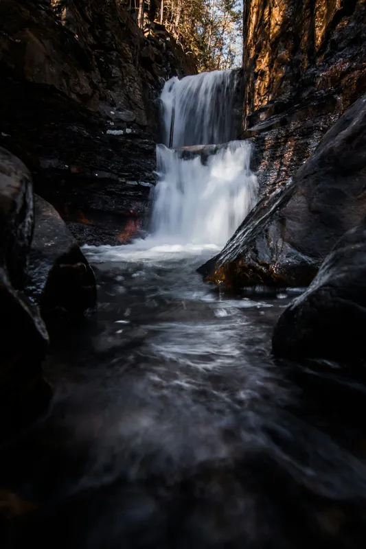Tablou Canvas, "Cascada din inima pădurii întunecate", Cascadă, Apă, Stânci, Pădure, Natură, Torent, Claritate, Umbre, Răcoare, Frumusețe, 26 x 39 cm – poza 2