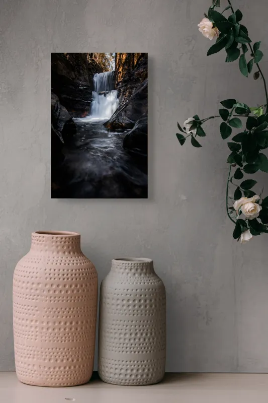 Tablou Canvas, "Cascada din inima pădurii întunecate", Cascadă, Apă, Stânci, Pădure, Natură, Torent, Claritate, Umbre, Răcoare, Frumusețe, 26 x 39 cm – poza 6