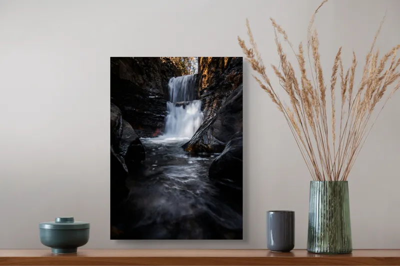 Tablou Canvas, "Cascada din inima pădurii întunecate", Cascadă, Apă, Stânci, Pădure, Natură, Torent, Claritate, Umbre, Răcoare, Frumusețe, 39 x 54 cm – poza 3