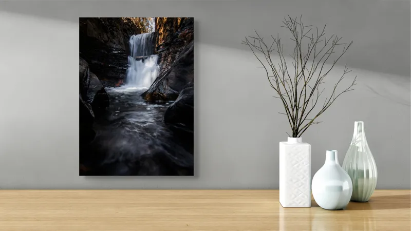 Tablou Canvas, "Cascada din inima pădurii întunecate", Cascadă, Apă, Stânci, Pădure, Natură, Torent, Claritate, Umbre, Răcoare, Frumusețe, 39 x 54 cm – poza 4