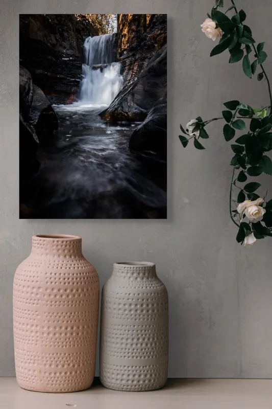Tablou Canvas, "Cascada din inima pădurii întunecate", Cascadă, Apă, Stânci, Pădure, Natură, Torent, Claritate, Umbre, Răcoare, Frumusețe, 39 x 54 cm – poza 6