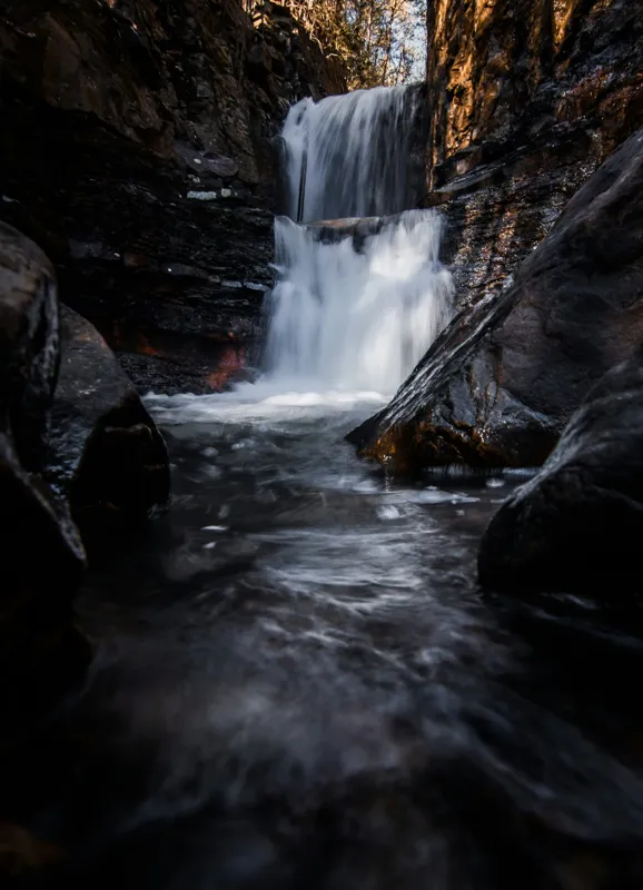 Tablou Canvas, "Cascada din inima pădurii întunecate", Cascadă, Apă, Stânci, Pădure, Natură, Torent, Claritate, Umbre, Răcoare, Frumusețe, 39 x 54 cm – poza 2