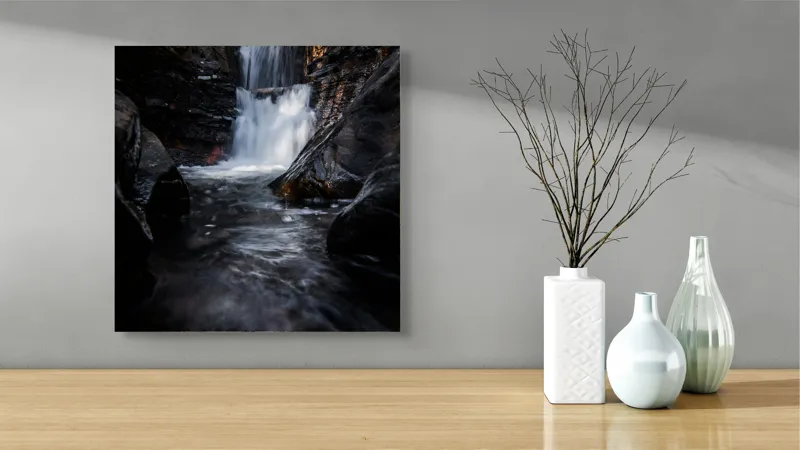 Tablou Canvas, "Cascada din inima pădurii întunecate", Cascadă, Apă, Stânci, Pădure, Natură, Torent, Claritate, Umbre, Răcoare, Frumusețe, 50 x 50 cm – poza 3