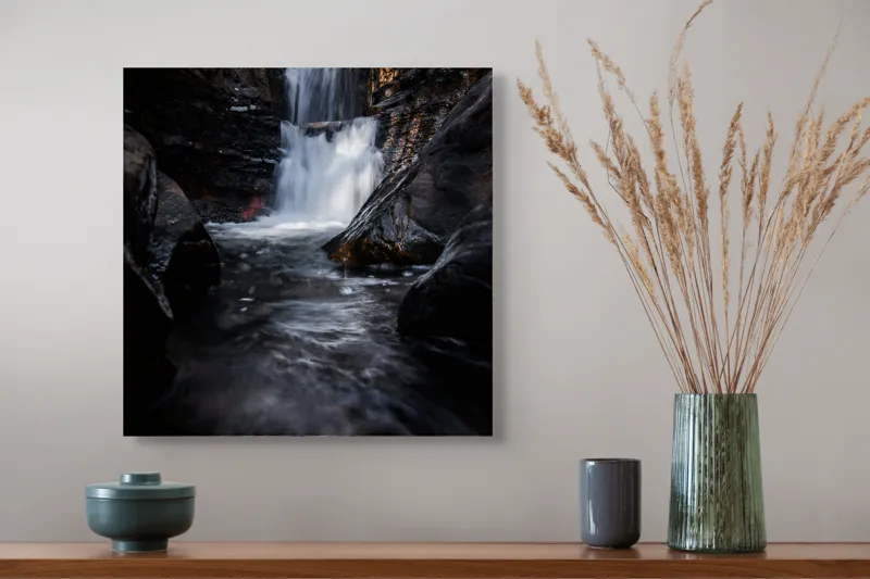 Tablou Canvas, "Cascada din inima pădurii întunecate", Cascadă, Apă, Stânci, Pădure, Natură, Torent, Claritate, Umbre, Răcoare, Frumusețe, 50 x 50 cm – poza 4
