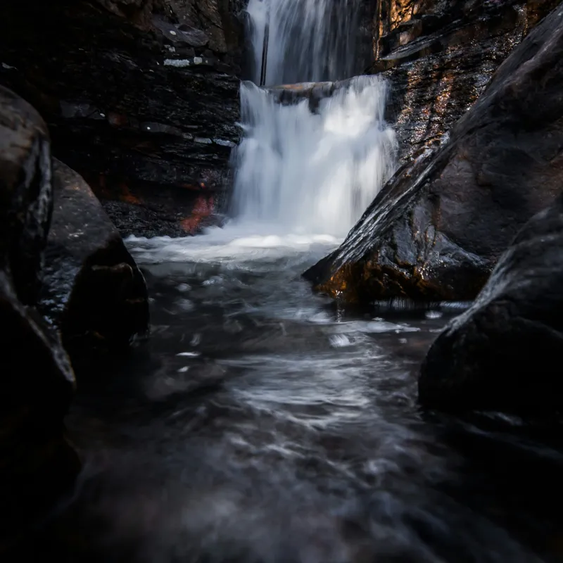 Tablou Canvas, "Cascada din inima pădurii întunecate", Cascadă, Apă, Stânci, Pădure, Natură, Torent, Claritate, Umbre, Răcoare, Frumusețe, 50 x 50 cm – poza 2
