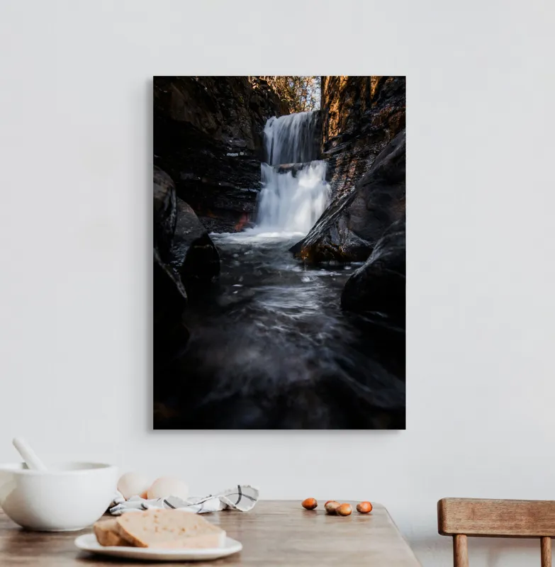 Tablou Canvas, "Cascada din inima pădurii întunecate", Cascadă, Apă, Stânci, Pădure, Natură, Torent, Claritate, Umbre, Răcoare, Frumusețe, 50 x 70 cm – poza 3