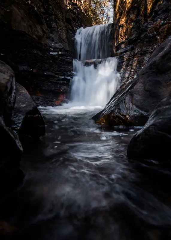 Tablou Canvas, "Cascada din inima pădurii întunecate", Cascadă, Apă, Stânci, Pădure, Natură, Torent, Claritate, Umbre, Răcoare, Frumusețe, 50 x 70 cm – poza 2
