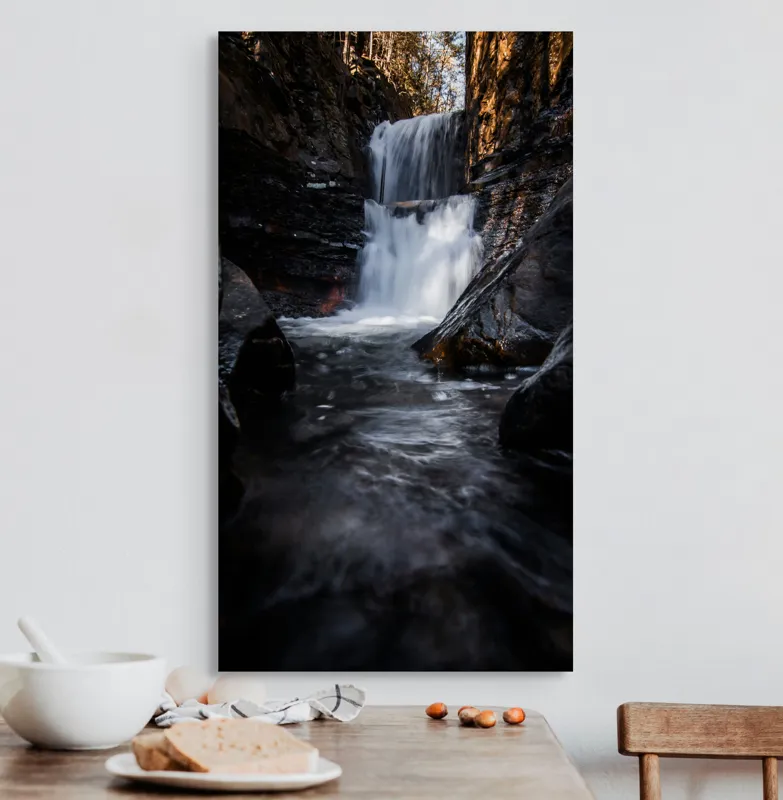 Tablou Canvas, "Cascada din inima pădurii întunecate", Cascadă, Apă, Stânci, Pădure, Natură, Torent, Claritate, Umbre, Răcoare, Frumusețe, 50 x 90 cm – poza 3