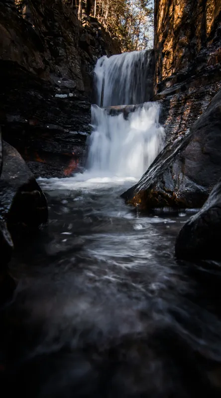 Tablou Canvas, "Cascada din inima pădurii întunecate", Cascadă, Apă, Stânci, Pădure, Natură, Torent, Claritate, Umbre, Răcoare, Frumusețe, 50 x 90 cm – poza 2
