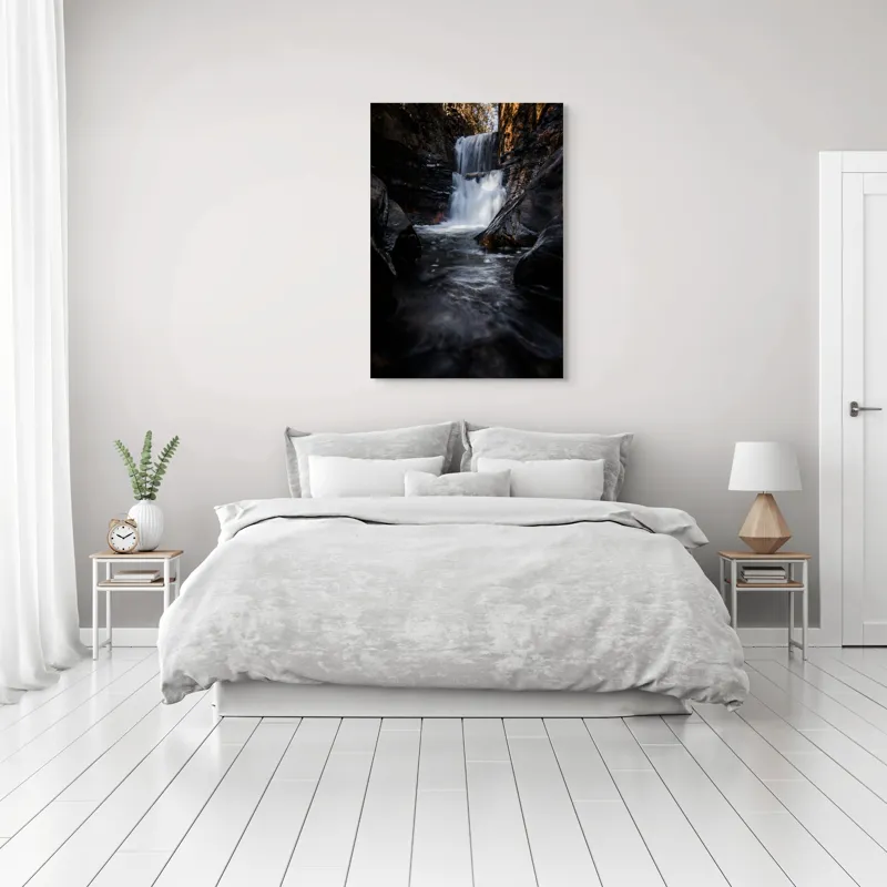 Tablou Canvas, "Cascada din inima pădurii întunecate", Cascadă, Apă, Stânci, Pădure, Natură, Torent, Claritate, Umbre, Răcoare, Frumusețe, 70 x 100 cm – poza 3