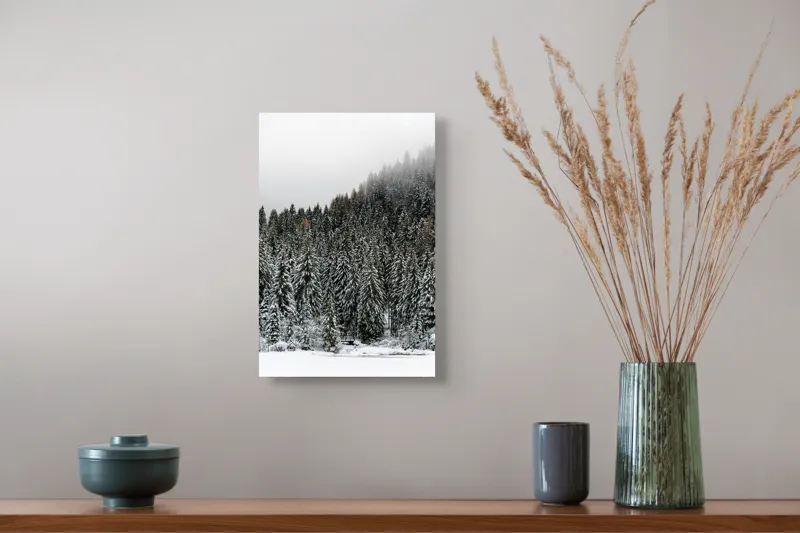 Tablou Canvas, "Tăcerea pădurii în iarnă liniștită", Munte, Brazi, Zăpadă, Ceață, Calm, Natură, Iarnă, Frig, Tăcere, Frumusețe, 26 x 39 cm – poza 5