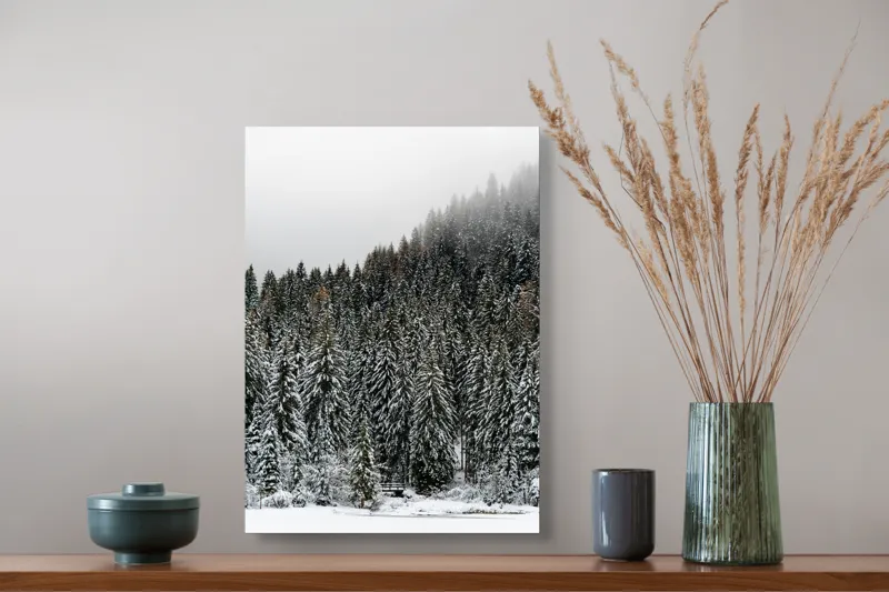 Tablou Canvas, "Tăcerea pădurii în iarnă liniștită", Munte, Brazi, Zăpadă, Ceață, Calm, Natură, Iarnă, Frig, Tăcere, Frumusețe, 39 x 54 cm – poza 3