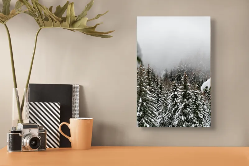 Tablou Canvas, "Iarna în pădurea de brazi înalți", Copaci, Zăpadă, Ceață, Iarnă, Evergreen, Peisaj, Tăcere, Rece, Frumusețe, Natură, 26 x 39 cm – poza 3