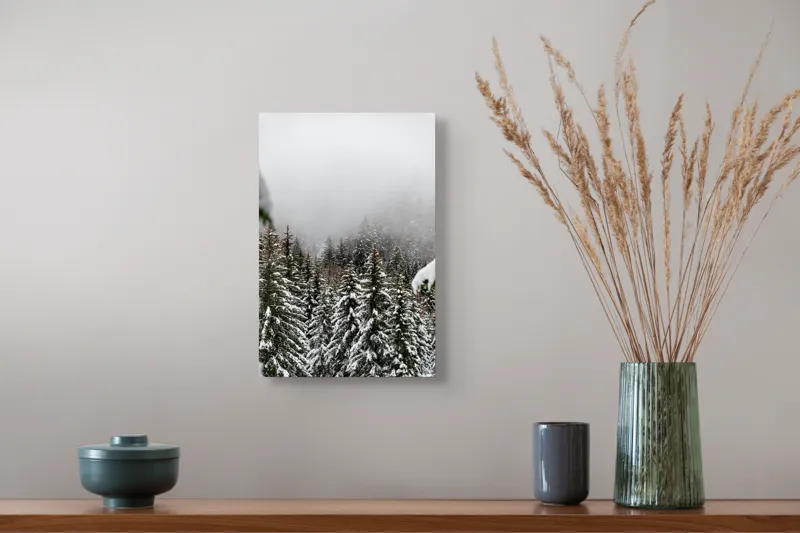 Tablou Canvas, "Iarna în pădurea de brazi înalți", Copaci, Zăpadă, Ceață, Iarnă, Evergreen, Peisaj, Tăcere, Rece, Frumusețe, Natură, 26 x 39 cm – poza 5