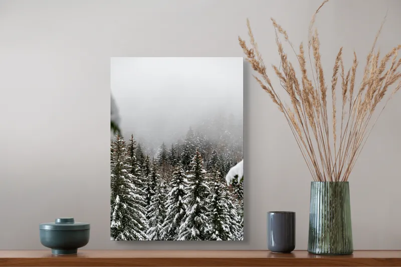 Tablou Canvas, "Iarna în pădurea de brazi înalți", Copaci, Zăpadă, Ceață, Iarnă, Evergreen, Peisaj, Tăcere, Rece, Frumusețe, Natură, 39 x 54 cm – poza 3
