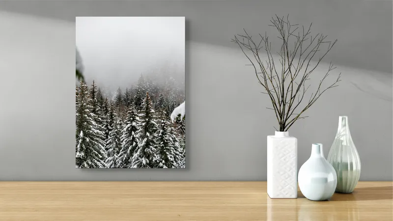 Tablou Canvas, "Iarna în pădurea de brazi înalți", Copaci, Zăpadă, Ceață, Iarnă, Evergreen, Peisaj, Tăcere, Rece, Frumusețe, Natură, 39 x 54 cm – poza 4