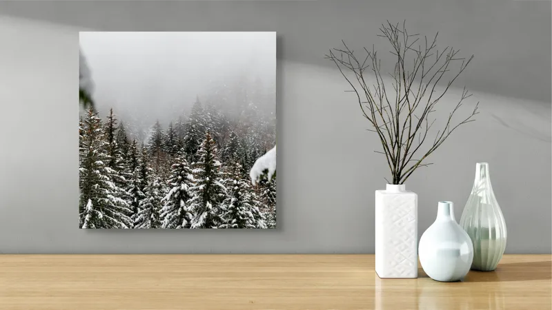 Tablou Canvas, "Iarna în pădurea de brazi înalți", Copaci, Zăpadă, Ceață, Iarnă, Evergreen, Peisaj, Tăcere, Rece, Frumusețe, Natură, 50 x 50 cm – poza 3