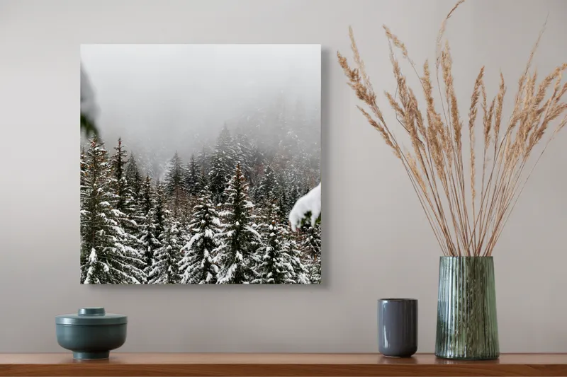 Tablou Canvas, "Iarna în pădurea de brazi înalți", Copaci, Zăpadă, Ceață, Iarnă, Evergreen, Peisaj, Tăcere, Rece, Frumusețe, Natură, 50 x 50 cm – poza 4
