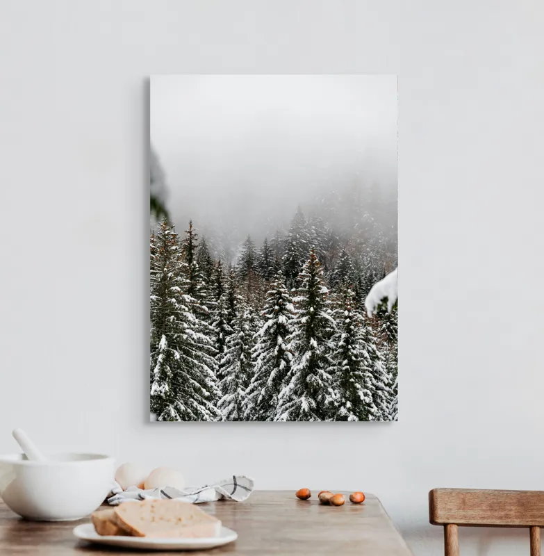 Tablou Canvas, "Iarna în pădurea de brazi înalți", Copaci, Zăpadă, Ceață, Iarnă, Evergreen, Peisaj, Tăcere, Rece, Frumusețe, Natură, 50 x 70 cm – poza 3