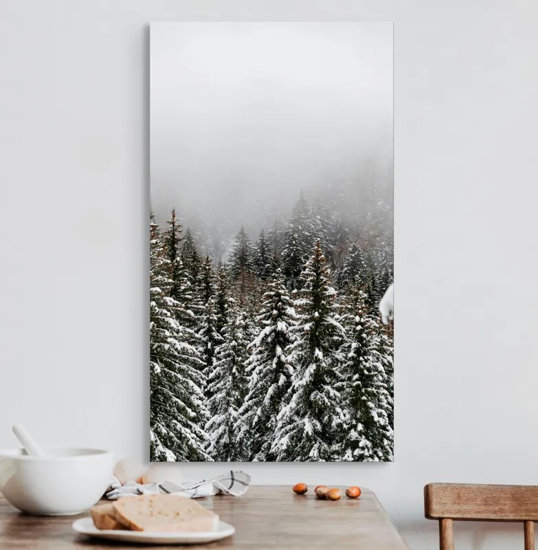 Tablou Canvas, "Iarna în pădurea de brazi înalți", Copaci, Zăpadă, Ceață, Iarnă, Evergreen, Peisaj, Tăcere, Rece, Frumusețe, Natură, 50 x 90 cm – poza 3