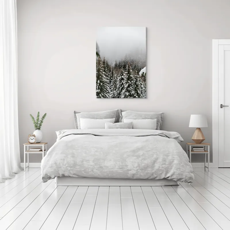 Tablou Canvas, "Iarna în pădurea de brazi înalți", Copaci, Zăpadă, Ceață, Iarnă, Evergreen, Peisaj, Tăcere, Rece, Frumusețe, Natură, 70 x 100 cm – poza 3