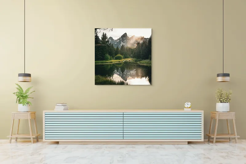 Tablou Canvas, "Reflecția munților în lac liniștit", Munte, Reflecție, Pădure, Apus, Lumină, Natură, Râu, Serenitate, Peisaj, Frumusețe, 100 x 100 cm – poza 5