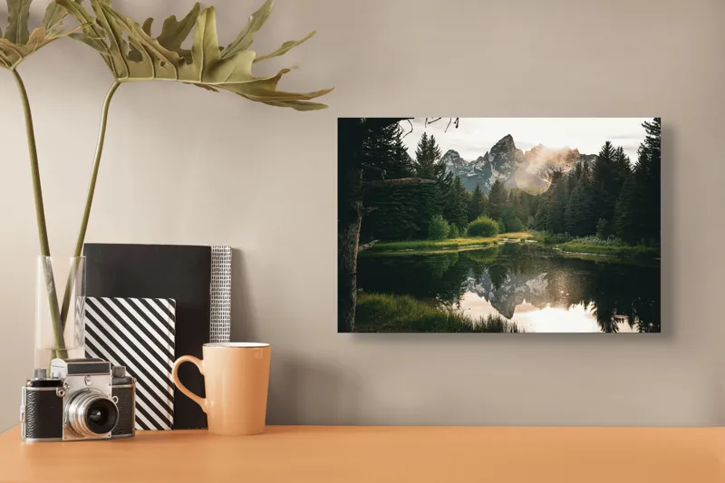 Tablou Canvas, "Reflecția munților în lac liniștit", Munte, Reflecție, Pădure, Apus, Lumină, Natură, Râu, Serenitate, Peisaj, Frumusețe, 39 x 26 cm – poza 3