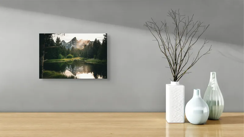Tablou Canvas, "Reflecția munților în lac liniștit", Munte, Reflecție, Pădure, Apus, Lumină, Natură, Râu, Serenitate, Peisaj, Frumusețe, 39 x 26 cm – poza 8