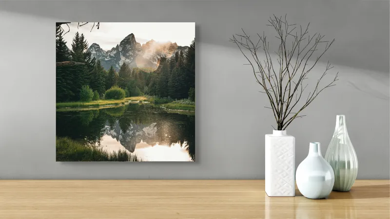 Tablou Canvas, "Reflecția munților în lac liniștit", Munte, Reflecție, Pădure, Apus, Lumină, Natură, Râu, Serenitate, Peisaj, Frumusețe, 50 x 50 cm – poza 3